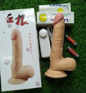 Dương vật giả gắn tường Yiershuang  có bộ điều khiển có dây chắc chắn giúp bạn dễ dàng điều khiển dương vật. Chế độ rung từ mạnh đến nhẹ mang đến trải nghiệm tuyệt vời cho người dùng. Dương vật giả được làm bằng silicon cao cấp, thiết kế đẹp mắt và có 2 viên bi hình răng cưa giống như thật tạo cho nàng cảm giác như đang được làm tình với bạn trai của mình.